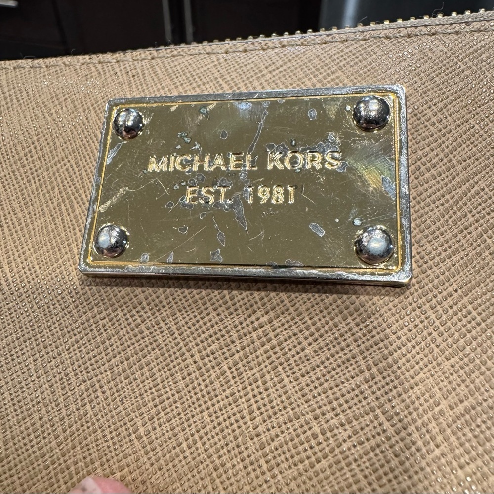 🎈 2/$5 🎈 Michael Kors Gold Logo Tan Wallet - Picture 2 of 6